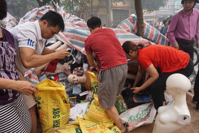 Tiểu thương khóc ròng vì thiệt hại 2 ki- ốt gian hàng quần áo trẻ em trong vụ cháy ở Hà Nội - Ảnh 6.