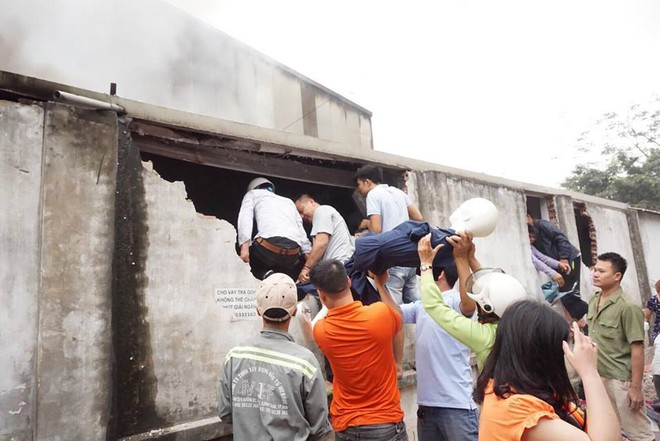 Tiểu thương khóc ròng vì thiệt hại 2 ki- ốt gian hàng quần áo trẻ em trong vụ cháy ở Hà Nội - Ảnh 5.