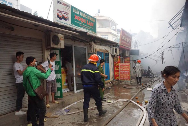 Tiểu thương khóc ròng vì thiệt hại 2 ki- ốt gian hàng quần áo trẻ em trong vụ cháy ở Hà Nội - Ảnh 10.