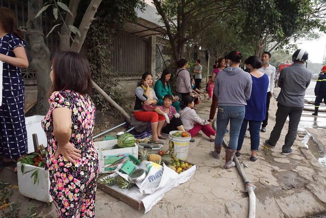 Tiểu thương khóc ròng vì thiệt hại 2 ki- ốt gian hàng quần áo trẻ em trong vụ cháy ở Hà Nội - Ảnh 9.