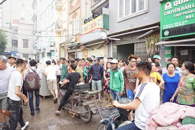 Tiểu thương khóc ròng vì thiệt hại 2 ki- ốt gian hàng quần áo trẻ em trong vụ cháy ở Hà Nội - Ảnh 8.