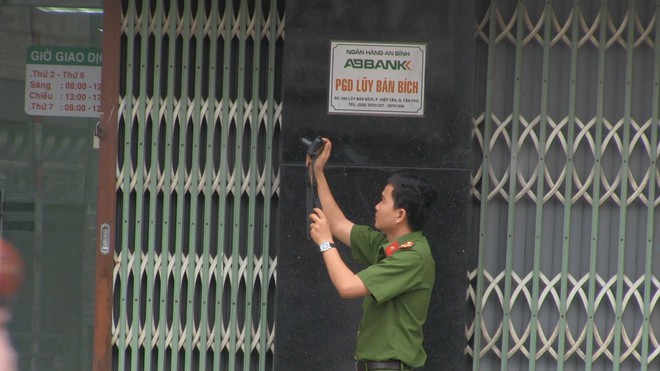 TP.HCM: Nghi án hai thanh niên táo tợn dùng một vật giống súng xông vào ngân hàng cướp tài sản - Ảnh 2.