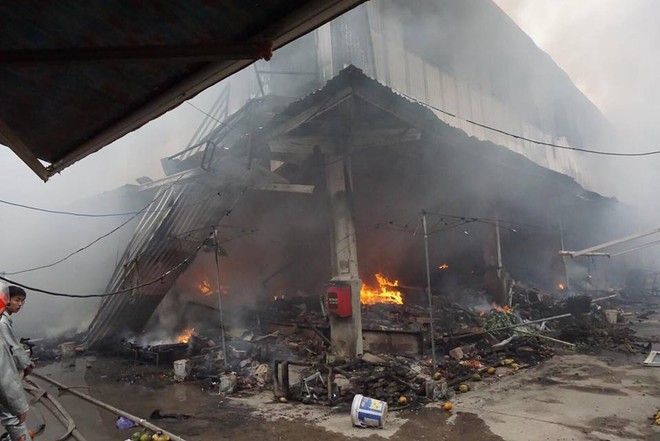 Tiểu thương khóc ròng vì thiệt hại 2 ki- ốt gian hàng quần áo trẻ em trong vụ cháy ở Hà Nội - Ảnh 7.