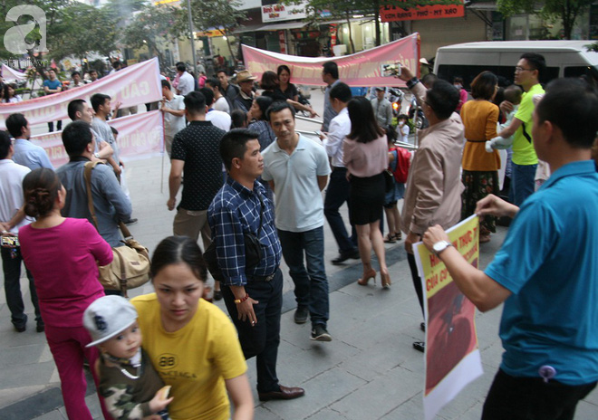 Người già, trẻ nhỏ chung cư Victoria Văn Phú biểu tình đòi nước sạch, yêu cầu tổ chức hội nghị cư dân - Ảnh 3.