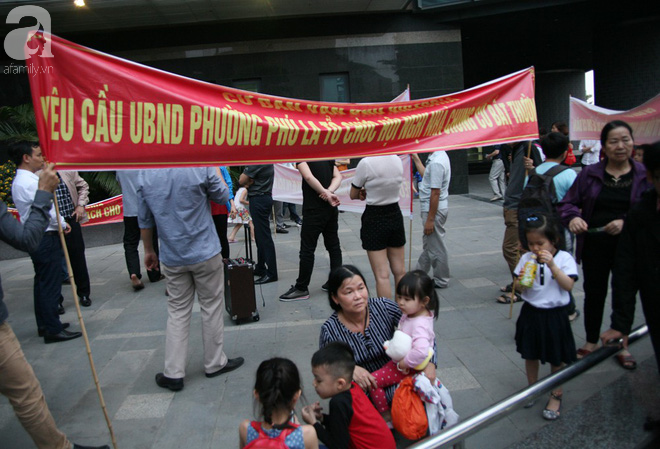 Người già, trẻ nhỏ chung cư Victoria Văn Phú biểu tình đòi nước sạch, yêu cầu tổ chức hội nghị cư dân - Ảnh 13.