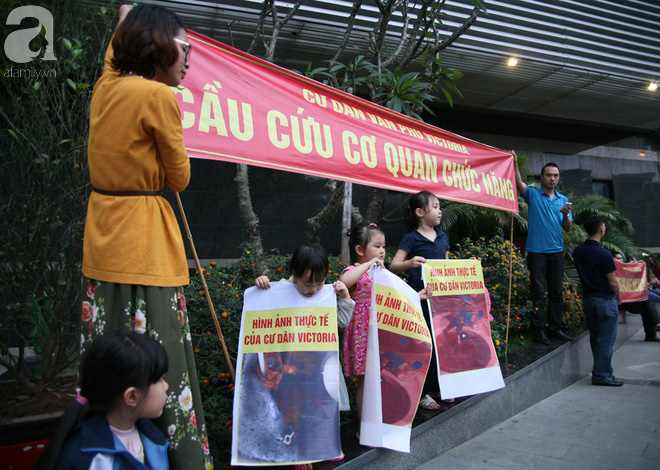 Người già, trẻ nhỏ chung cư Victoria Văn Phú biểu tình đòi nước sạch, yêu cầu tổ chức hội nghị cư dân - Ảnh 10.