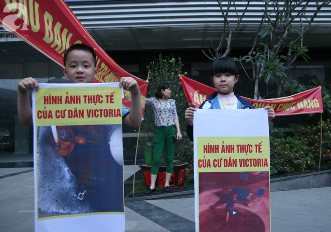Người già, trẻ nhỏ chung cư Victoria Văn Phú biểu tình đòi nước sạch, yêu cầu tổ chức hội nghị cư dân - Ảnh 12.