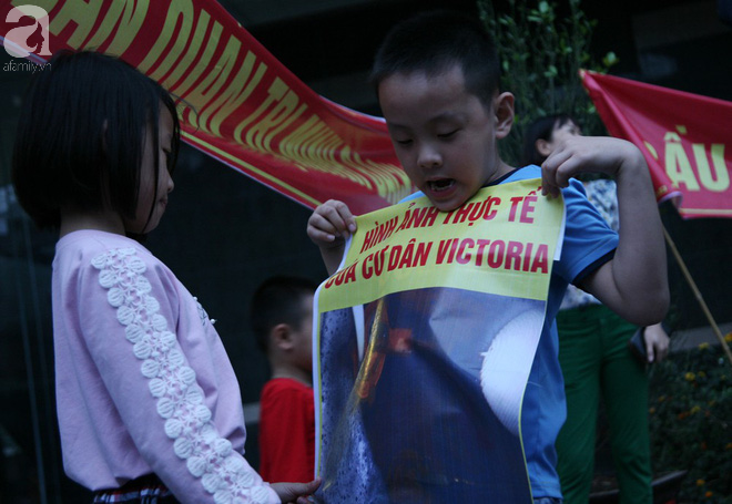 Người già, trẻ nhỏ chung cư Victoria Văn Phú biểu tình đòi nước sạch, yêu cầu tổ chức hội nghị cư dân - Ảnh 11.
