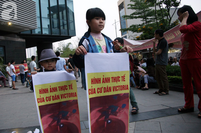 Người già, trẻ nhỏ chung cư Victoria Văn Phú biểu tình đòi nước sạch, yêu cầu tổ chức hội nghị cư dân - Ảnh 8.