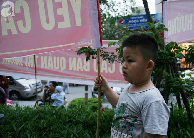Người già, trẻ nhỏ chung cư Victoria Văn Phú biểu tình đòi nước sạch, yêu cầu tổ chức hội nghị cư dân - Ảnh 17.