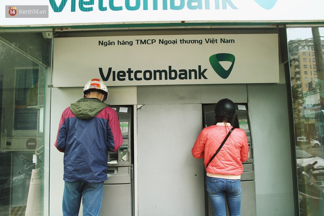 Nhiều chủ tài khoản Vietcombank phản ứng sau biểu phí mới: Sẽ mở thêm vài tài khoản ngân hàng khác để không bị “phụ thuộc”! - Ảnh 1.
