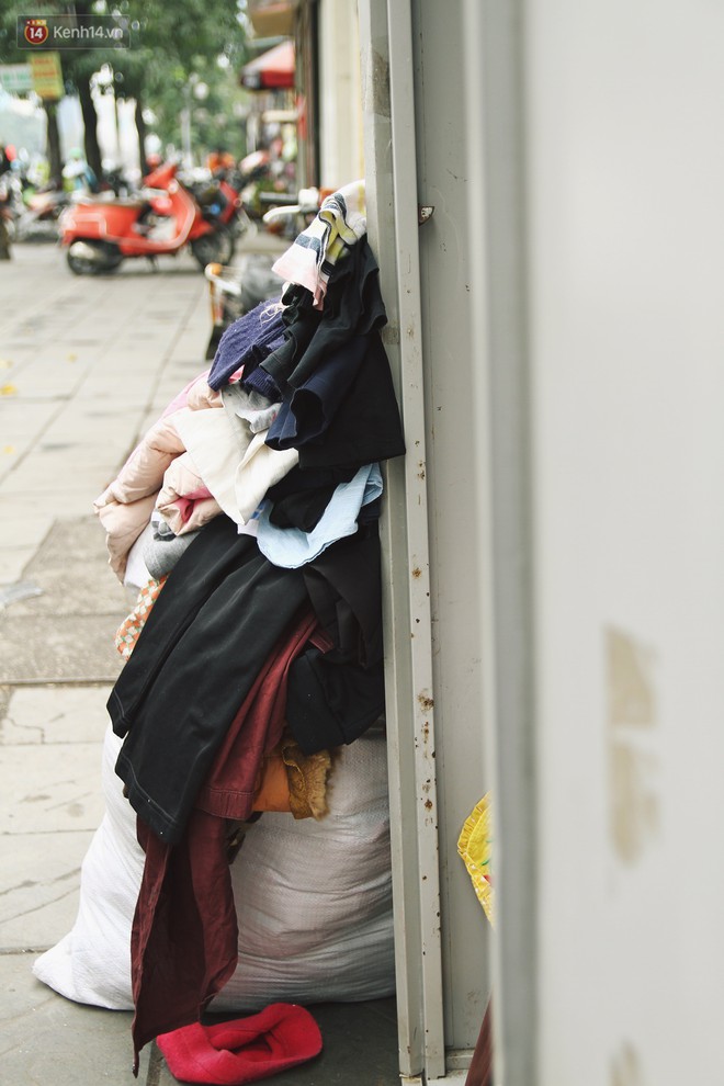 Cái kết buồn của tủ quần áo ai thừa ủng hộ, ai thiếu đến lấy ở Hà Nội: Người gom đồ từ thiện đi bán, người tặng cả áo rách, quần lót cũ - Ảnh 3.
