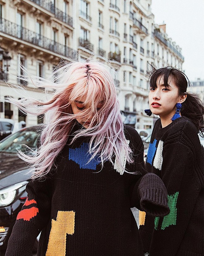 Vừa lên kệ, họa tiết mảng màu của H&M Studio đã được chưng diện toàn cầu, cánh fashionista Việt nào có kém cạnh - Ảnh 10.