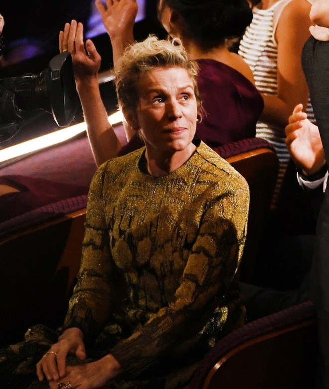 Trước dàn sao đầu tư trang điểm cẩn thận, nữ diễn viên xuất sắc nhất Oscar 2018 lại để mặt mộc tự nhiên lên nhận giải - Ảnh 6.