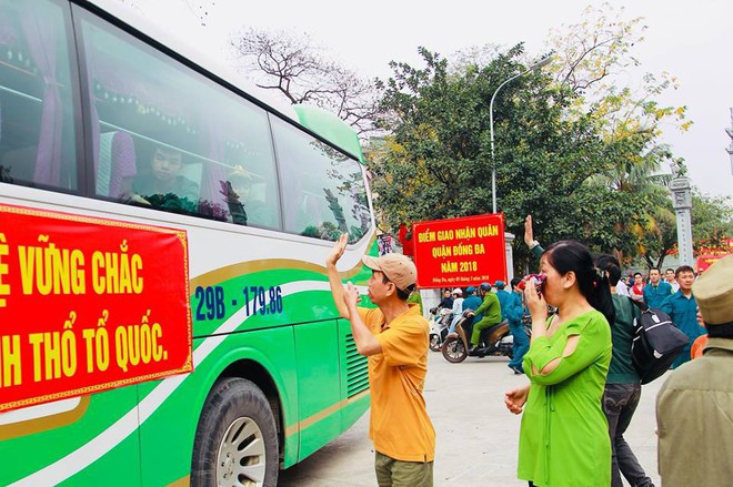 Những h&igrave;nh ảnh x&uacute;c động tại lễ giao nhận qu&acirc;n 2018 tại Thủ đ&ocirc; - Ảnh 7.
