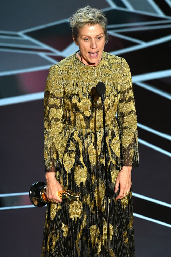 Trước dàn sao đầu tư trang điểm cẩn thận, nữ diễn viên xuất sắc nhất Oscar 2018 lại để mặt mộc tự nhiên lên nhận giải - Ảnh 3.