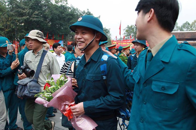 Những h&igrave;nh ảnh x&uacute;c động tại lễ giao nhận qu&acirc;n 2018 tại Thủ đ&ocirc; - Ảnh 10.