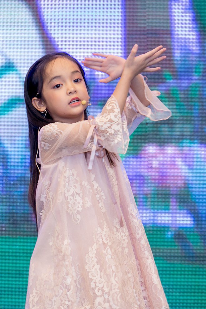 Quên lời khi trình diễn, thiên thần 5 tuổi Chu Diệp Anh vẫn đáng yêu tuyệt đối - Ảnh 2.