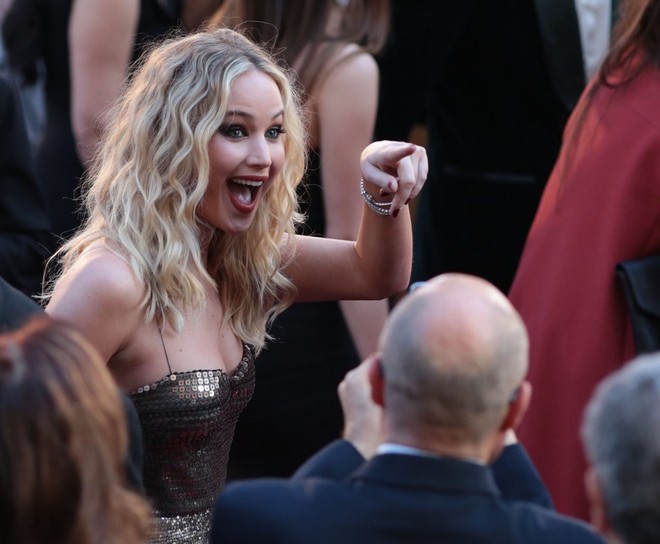 Thánh lầy Jennifer Lawrence sáng nhất Oscar 2018 vì mặc váy 2 dây vẫn hiên ngang trèo qua ghế - Ảnh 6.