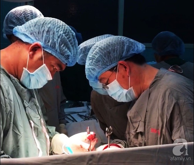 Đang chạy xe, người đàn ông ngã gục với vết thương thủng tim tại phố đi bộ Nguyễn Huệ - Ảnh 2. Đang chạy xe, người đàn ông ngã gục với vết thương thủng tim tại phố đi bộ Nguyễn Huệ - Ảnh 2.