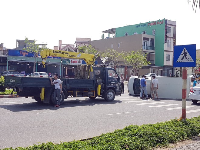 Bị ninja tạt đầu, xe tải thắng gấp lật nghiêng giữa đường phố Đà Nẵng - Ảnh 2.