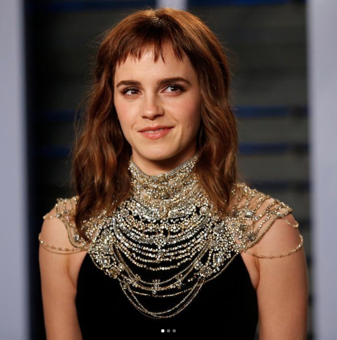 Đổi gió với tóc mái nham nhở, tưởng trẻ hơn nhưng Emma Watson lại bị dìm nhan sắc thực sự - Ảnh 2.