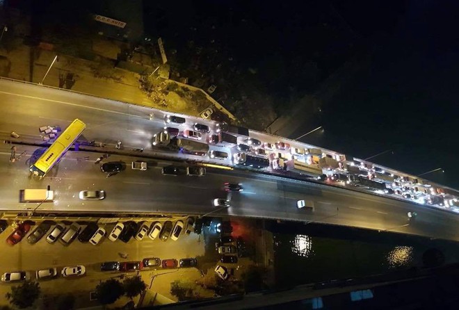 Hà Nội: Xe khách chở 20 người tông xuyên hai làn cầu cạn, chắn ngang đường trên cao gây ùn tắc kéo dài - Ảnh 7.