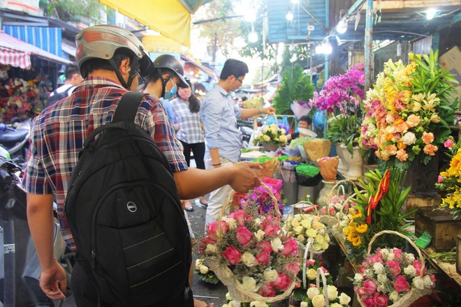 Chiều đón con đi học về, các ông chồng rủ nhau ra chợ mua hoa về tặng vợ nhân ngày 8-3 - Ảnh 15.