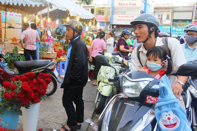 Chiều đón con đi học về, các ông chồng rủ nhau ra chợ mua hoa về tặng vợ nhân ngày 8-3 - Ảnh 10.