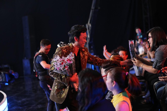 Trấn Thành - Hoài Linh chơi trội, tặng hoa toàn bộ khán giả ở phim trường - Ảnh 5.