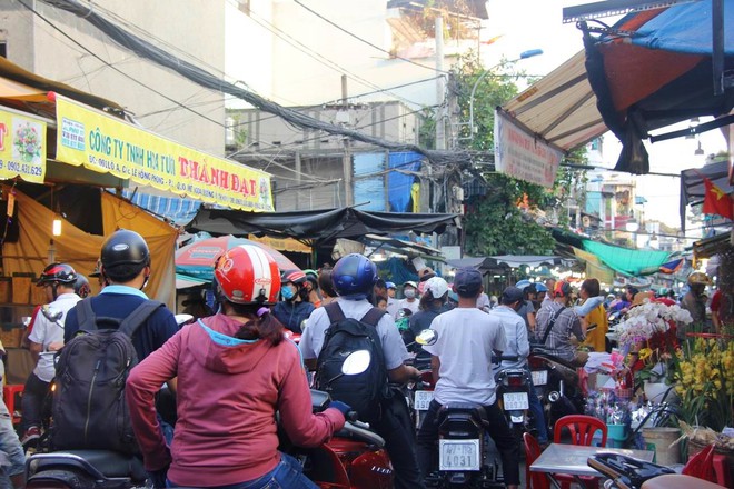 Chiều đón con đi học về, các ông chồng rủ nhau ra chợ mua hoa về tặng vợ nhân ngày 8-3 - Ảnh 17.