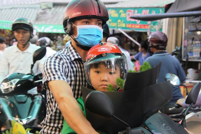 Chiều đón con đi học về, các ông chồng rủ nhau ra chợ mua hoa về tặng vợ nhân ngày 8-3 - Ảnh 12.