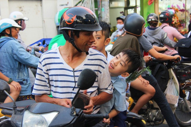 Chiều đón con đi học về, các ông chồng rủ nhau ra chợ mua hoa về tặng vợ nhân ngày 8-3 - Ảnh 8.