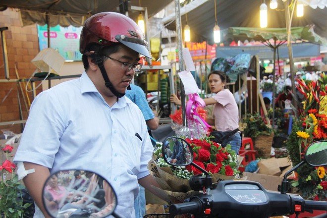 Chiều đón con đi học về, các ông chồng rủ nhau ra chợ mua hoa về tặng vợ nhân ngày 8-3 - Ảnh 2.