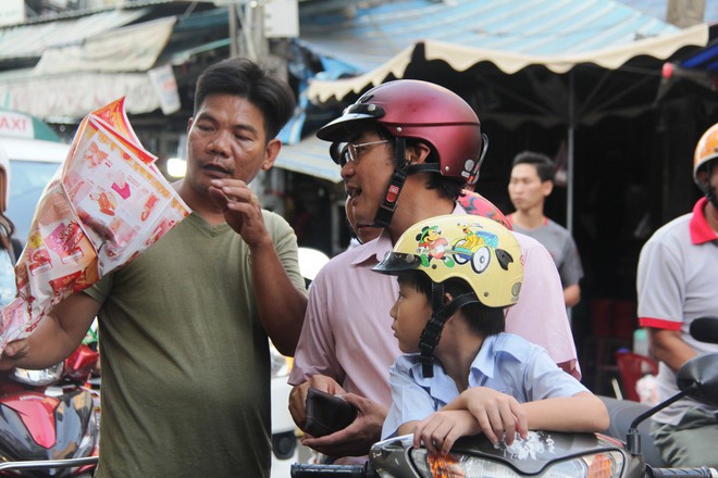 Chiều đón con đi học về, các ông chồng rủ nhau ra chợ mua hoa về tặng vợ nhân ngày 8-3 - Ảnh 4.