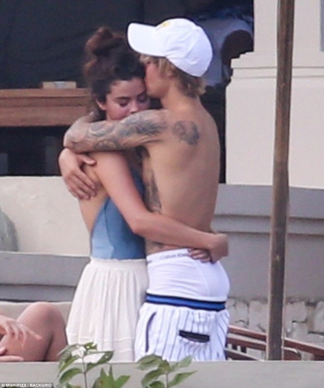Yêu nhau mặn nồng nhưng Justin và Selena tạm rời xa nhau vì có quá nhiều áp lực  - Ảnh 2.