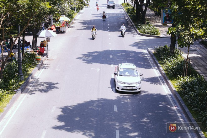 Sài Gòn nắng nóng kinh hoàng ngày 8/3, chị em phụ nữ trùm kín mít vẫn nhăn mặt khi ra đường - Ảnh 2.