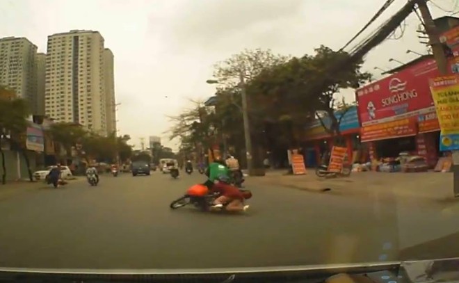 Clip: Bị kẻ gian cướp điện thoại khi đang ngồi sau xe GrabBike, cả tài xế và khách đều ngã ra đường - Ảnh 1.