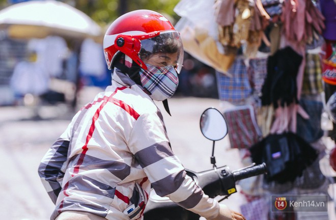 Sài Gòn nắng nóng kinh hoàng ngày 8/3, chị em phụ nữ trùm kín mít vẫn nhăn mặt khi ra đường - Ảnh 14.