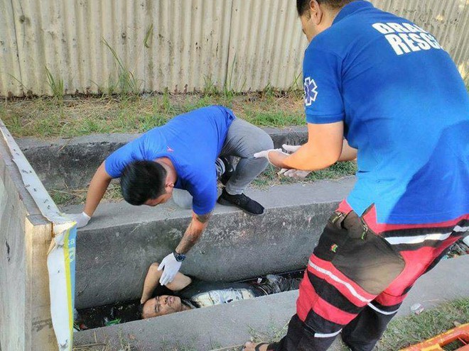 Thấy người đàn ông chết đuối dưới cống, người dân gọi cảnh sát tới vớt lên thì phát hiện sự thật bất ngờ - Ảnh 3.