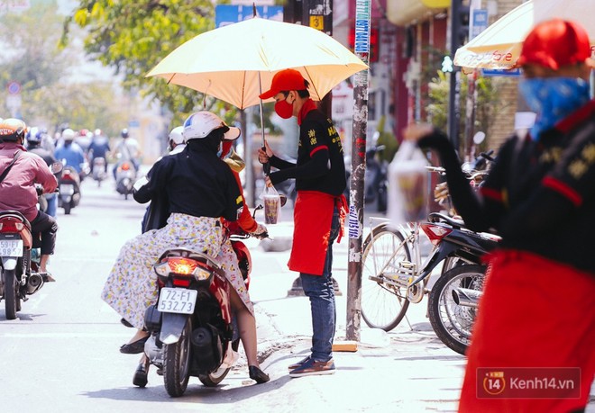 Sài Gòn nắng nóng kinh hoàng ngày 8/3, chị em phụ nữ trùm kín mít vẫn nhăn mặt khi ra đường - Ảnh 26.