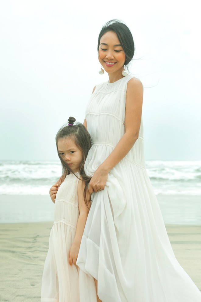 Công chúa lai nhà Đoan Trang ngày càng ra dáng fashionista nhí - Ảnh 2.