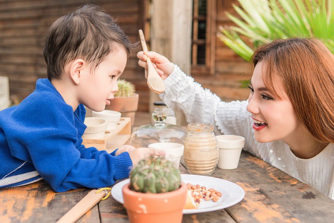 Càng lớn càng đáng yêu, con trai Thu Thủy cười tít mắt vui đùa cùng mẹ - Ảnh 9.