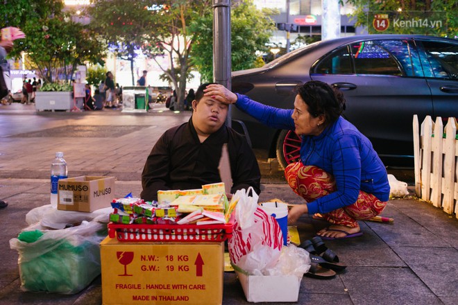 Chuyện má con thằng khờ bán hàng rong ở phố đi bộ Sài Gòn: 19 năm một mình đi tìm nụ cười cho con - Ảnh 5.