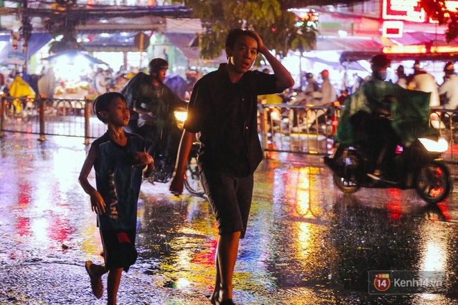 Người Sài Gòn thích thú với cơn mưa rào giải nhiệt sau những ngày nắng nóng như đổ lửa - Ảnh 7.