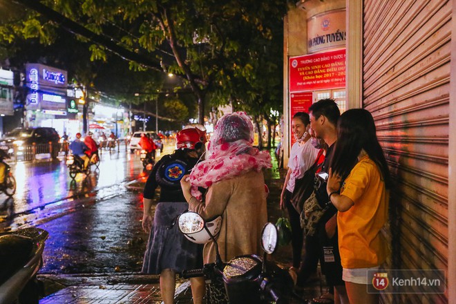 Người Sài Gòn thích thú với cơn mưa rào giải nhiệt sau những ngày nắng nóng như đổ lửa - Ảnh 10.