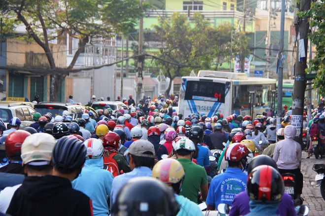 Kẹt xe từ sáng sớm, người Sài Gòn chen chúc đi làm trong tiết trời se lạnh ngày đầu tiên trong năm mới - Ảnh 8.