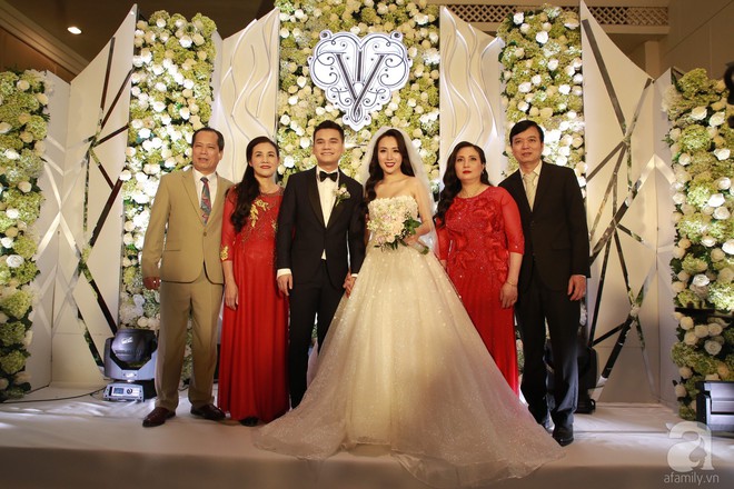 Chú rể Khắc Việt hạnh phúc hôn đắm đuối cô dâu xinh đẹp trong lễ cưới hoành tráng tại Hà Nội - Ảnh 7.