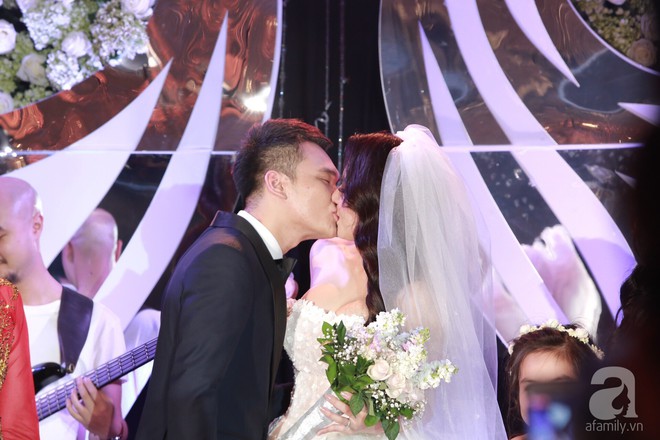 Chú rể Khắc Việt hạnh phúc hôn đắm đuối cô dâu xinh đẹp trong lễ cưới hoành tráng tại Hà Nội - Ảnh 13.