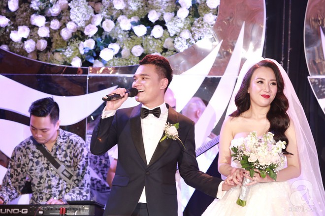 Chú rể Khắc Việt hạnh phúc hôn đắm đuối cô dâu xinh đẹp trong lễ cưới hoành tráng tại Hà Nội - Ảnh 8.
